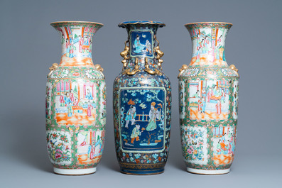 Une paire de vases en porcelaine de Chine famille rose de Canton et un &agrave; fond bleu, 19&egrave;me