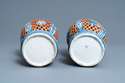 A pair of Japanese Arita blue and white reticulated vases, Edo, 17/18th C.