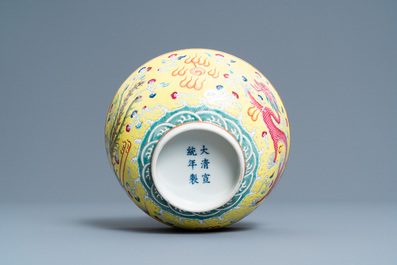 Un bol en porcelaine de Chine famille rose &agrave; fond jaune, marque et &eacute;poque de Xuantong