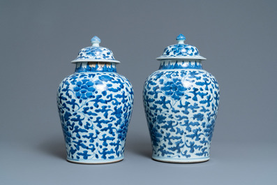 Une paire de vases couverts en porcelaine de Chine en bleu et blanc &agrave; d&eacute;cor de rinceaux de pivoines, Kangxi