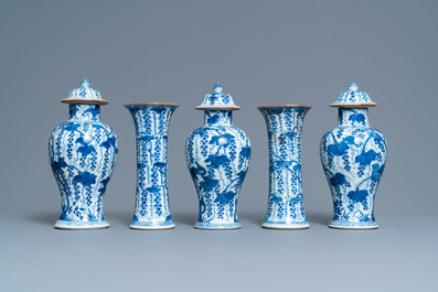 Een Chinees vijfdelig blauw-wit kaststel met druivenranken, Kangxi