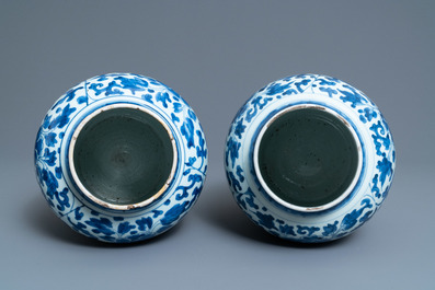 Une paire de vases couverts en porcelaine de Chine en bleu et blanc &agrave; d&eacute;cor de rinceaux de pivoines, Kangxi
