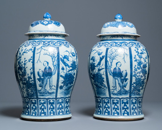 Een paar grote Chinese blauw-witte dekselvazen, 19e eeuw