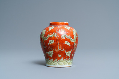 Un petit vase en porcelaine de Chine en rouge de fer et jaune &agrave; d&eacute;cor de dragons, marque de Wanli, 19&egrave;me