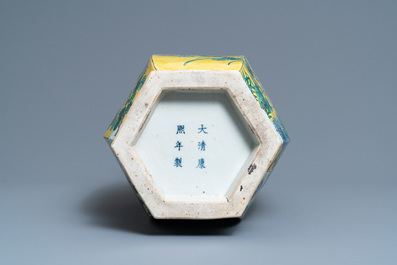 Een Chinese hexagonale famille jaune vaas, Kangxi merk, 19e eeuw