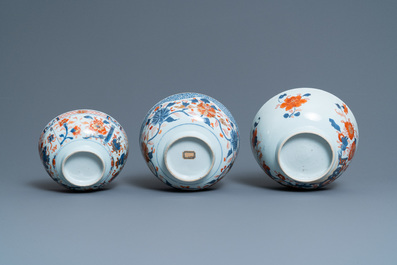 Trois bols en porcelaine de Chine de style Imari, Kangxi/Qianlong