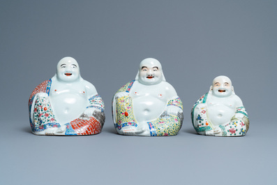 Cinq figures de Bouddha en porcelaine de Chine famille rose et blanc monochrome, marques en creux, 19/20&egrave;me