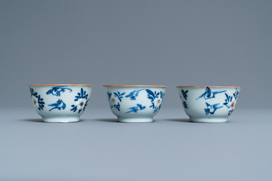 Trois tasses et soucoupes en porcelaine de Chine en bleu, blanc et rouge de cuivre, Kangxi