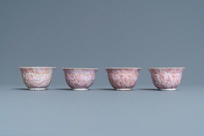 Vier Chinese lotusvormige famille rose koppen en schotels met eekhoorns, Yongzheng