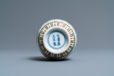 Un vase miniature en porcelaine de Chine doucai, marque et &eacute;poque de Yongzheng