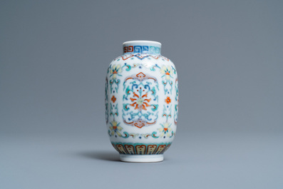 Un vase miniature en porcelaine de Chine doucai, marque et &eacute;poque de Yongzheng