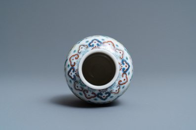 Un vase miniature en porcelaine de Chine doucai, marque et &eacute;poque de Yongzheng