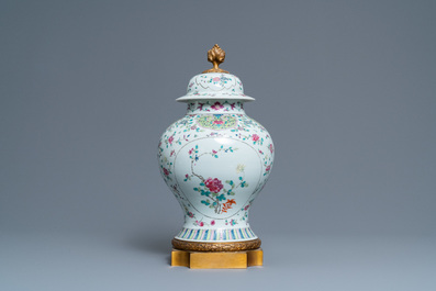 Un vase couvert en porcelaine de Chine famille rose &agrave; monture en bronze dor&eacute;, 19&egrave;me