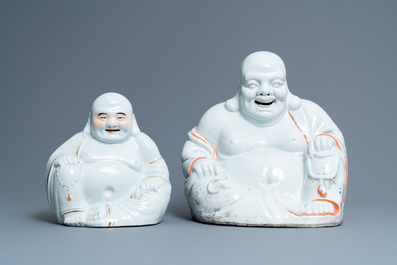 Vijf Chinese famille rose en witte figuren van Boeddha, zegelmerken, 19/20e eeuw