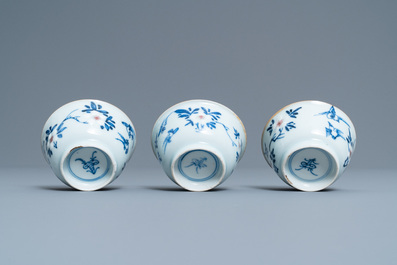 Trois tasses et soucoupes en porcelaine de Chine en bleu, blanc et rouge de cuivre, Kangxi
