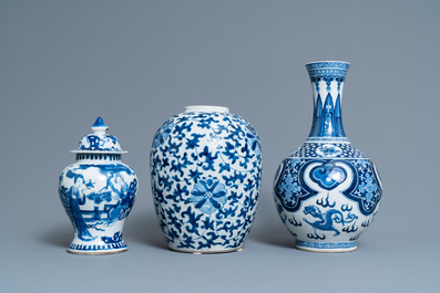 Trois vases en porcelaine de Chine en bleu et blanc, 19&egrave;me