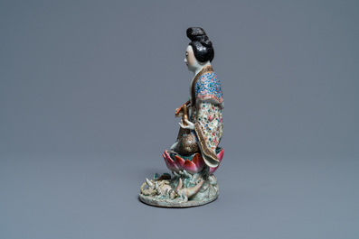 Une figure d'une femme assise sur un tr&ocirc;ne de lotus en porcelaine de Chine famille rose, 19&egrave;me
