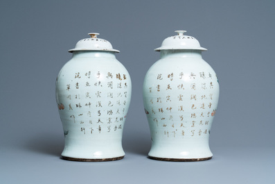 Een paar Chinese qianjiang cai dekselvazen met antiquiteiten, 19/20e eeuw