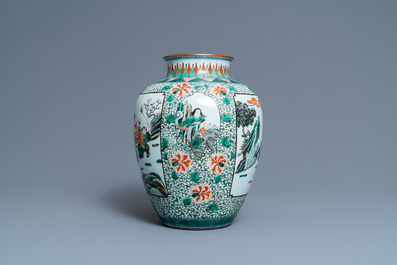 Un vase en porcelaine de Chine famille verte &agrave; d&eacute;cor de gar&ccedil;ons jouants, 19&egrave;me