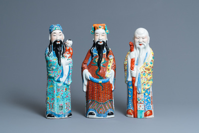 Drie Chinese famille rose figuren van sterrengoden, zegelmerken, 19/20e eeuw