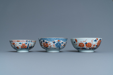 Drie Chinese Imari-stijl kommen, Kangxi/Qianlong