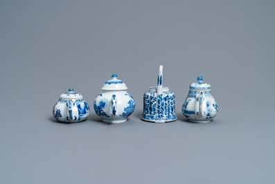 Quatre th&eacute;i&egrave;res couvertes en porcelaine de Chine en bleu et blanc, Kangxi
