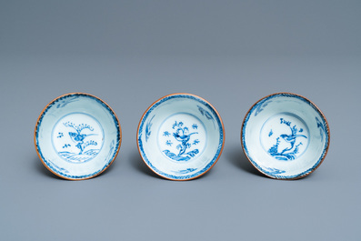 Drie Chinese blauw-witte en koperrode koppen en schotels, Kangxi