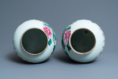 Une paire de vases couverts en porcelaine de Chine qianjiang cai, 19/20&egrave;me