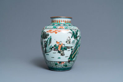 Un vase en porcelaine de Chine famille verte &agrave; d&eacute;cor de gar&ccedil;ons jouants, 19&egrave;me