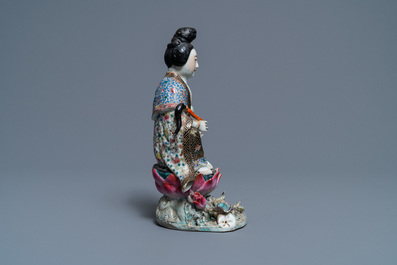 Une figure d'une femme assise sur un tr&ocirc;ne de lotus en porcelaine de Chine famille rose, 19&egrave;me