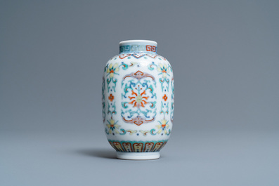 Un vase miniature en porcelaine de Chine doucai, marque et &eacute;poque de Yongzheng