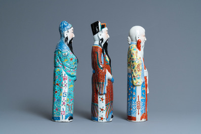 Trois figures de 'Dieux d'&eacute;toiles' en porcelaine de Chine famille rose, marques en creux, 19/20&egrave;me