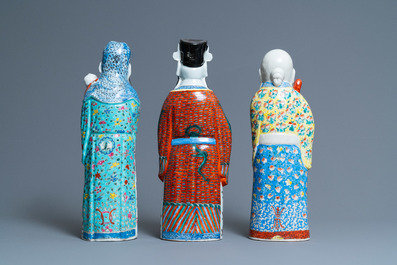 Trois figures de 'Dieux d'&eacute;toiles' en porcelaine de Chine famille rose, marques en creux, 19/20&egrave;me