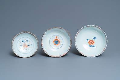 Drie Chinese Imari-stijl kommen, Kangxi/Qianlong