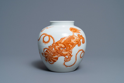 Un vase en porcelaine de Chine en rouge de fer &agrave; d&eacute;cor de lions bouddhistes, 20&egrave;me