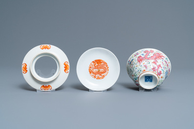Un bol couvert sur support en porcelaine de Chine famille rose, marque et &eacute;poque de Daoguang