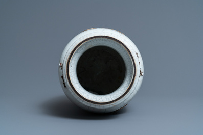 Un vase en porcelaine de Chine dite 'de Nankin' figurant Li Tieguai, marque de Qianlong, 19&egrave;me