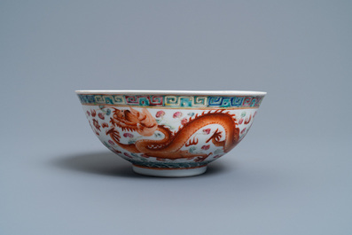 Un bol en porcelaine de Chine famille rose &agrave; d&eacute;cor d'un dragon et d'un ph&eacute;nix, marque et &eacute;poque de Guangxu