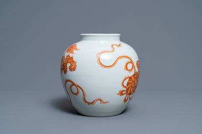 Un vase en porcelaine de Chine en rouge de fer &agrave; d&eacute;cor de lions bouddhistes, 20&egrave;me