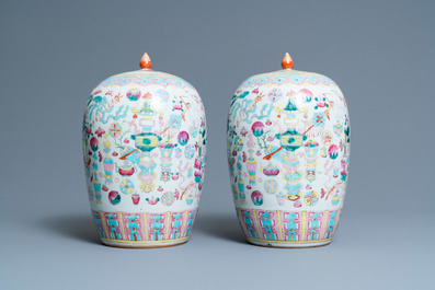 Une paire de pots couverts en porcelaine de Chine famille rose &agrave; d&eacute;cor d'antiquit&eacute;s, 19&egrave;me