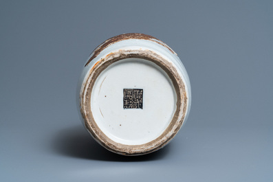 Un vase en porcelaine de Chine dite 'de Nankin' figurant Li Tieguai, marque de Qianlong, 19&egrave;me