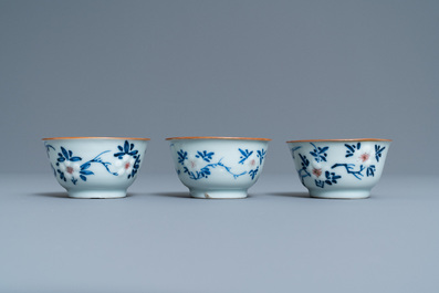Drie Chinese blauw-witte en koperrode koppen en schotels, Kangxi