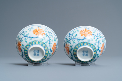 Een paar Chinese doucai kommen, vier-karaktermerk, 20e eeuw