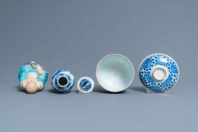 A varied collection of Chinese porcelain, Kangxi and later