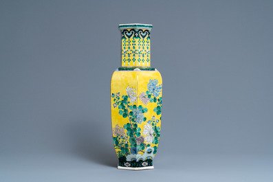 Un vase de forme hexagonale en porcelaine de Chine famille jaune, marque de Kangxi, 19&egrave;me