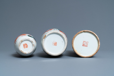 Un porte-chapeau et deux vases en porcelaine de Chine en rouge de fer &agrave; d&eacute;cor de lions bouddhistes, 19/20&egrave;me