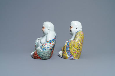 Deux figures de Bouddha en porcelaine de Chine famille rose, marques en creux, 19&egrave;me