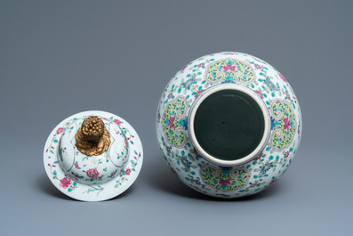 Un vase couvert en porcelaine de Chine famille rose &agrave; monture en bronze dor&eacute;, 19&egrave;me