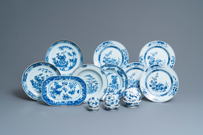 Acht Chinese blauw-witte schotels, een schaal en drie dekseldoosjes, Yongzheng en later