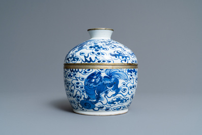 Un bol couvert en porcelaine de Chine en bleu et blanc &agrave; d&eacute;cor de lions bouddhistes, 19&egrave;me